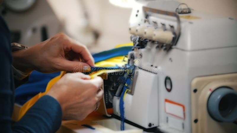 Het maken van kleren Het vrouwelijke handenwerk aangaande Naaimachine bij studio Sluit omhoog geschoten