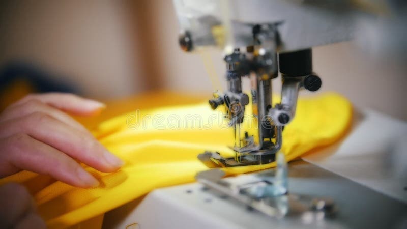 Het maken van kleren Het vrouwelijke handenwerk aangaande Naaimachine Langzaam motieschot