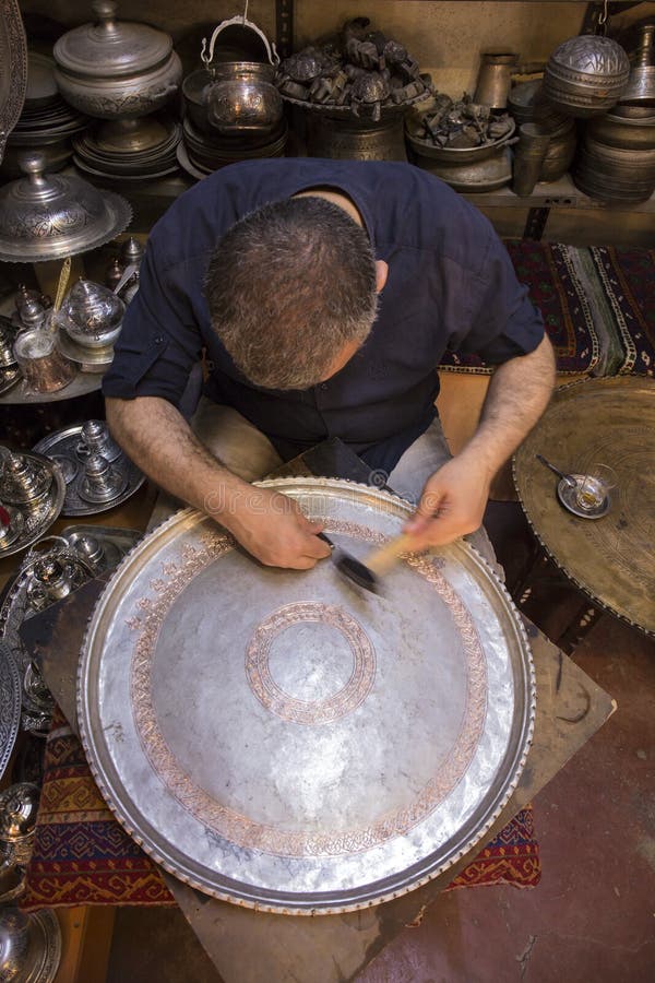 Het maken van patroon op koperdienblad, Gaziantep royalty-vrije stock afbeeldingen Het maken van patroon op koperdienblad, Gaziantep royalty-vrije stock afbeeldingen