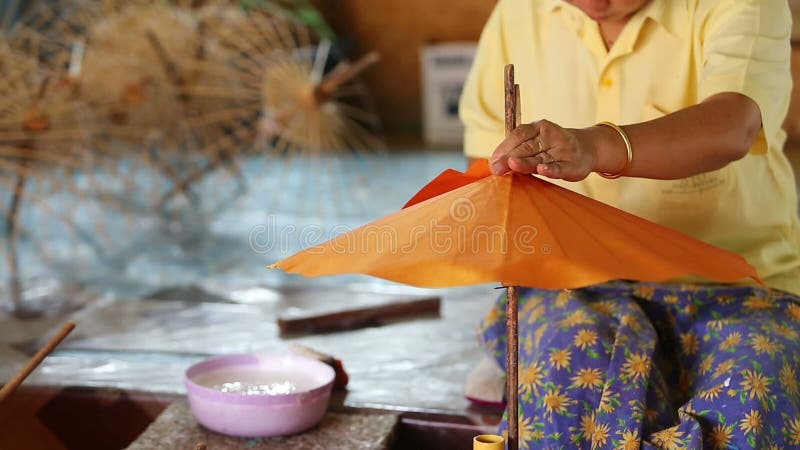 Het maken van Thaise stijldocument paraplu