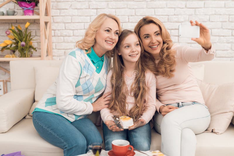 Het mamma, de grootmoeder en het meisje selfie zitting op de laag royalty-vrije stock foto's Het mamma, de grootmoeder en het meisje selfie zitting op de laag royalty-vrije stock foto's