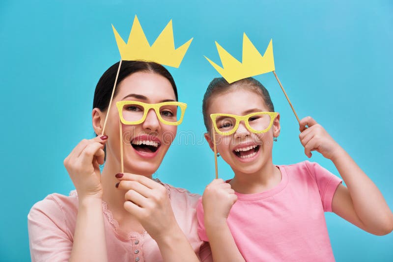 Het mamma en het kind houden kronen royalty-vrije stock afbeeldingen Het mamma en het kind houden kronen royalty-vrije stock afbeeldingen