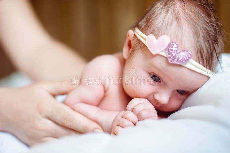 Het mamma zet een pasgeboren babymeisje aan slaap royalty-vrije stock foto's Het mamma zet een pasgeboren babymeisje aan slaap royalty-vrije stock foto's