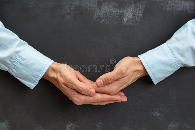 Het Man hand gesturing op donker bord met exemplaar-ruimte royalty-vrije stock foto's Het Man hand gesturing op donker bord met exemplaar-ruimte royalty-vrije stock foto's