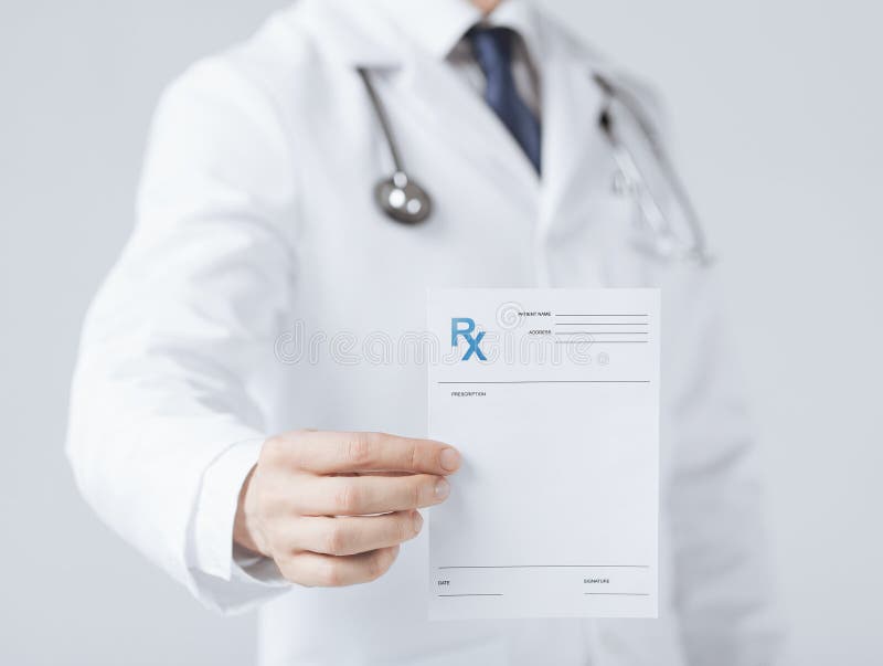 Het mannelijke document van de artsenholding rx ter beschikking royalty-vrije stock fotografie Het mannelijke document van de artsenholding rx ter beschikking royalty-vrije stock fotografie