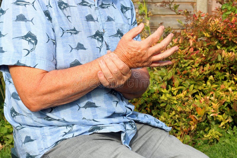 Het mannelijke pak van het holdingsijs op pols las vlek die op plaats van de pijn wijzen artritis Oudste in pijn