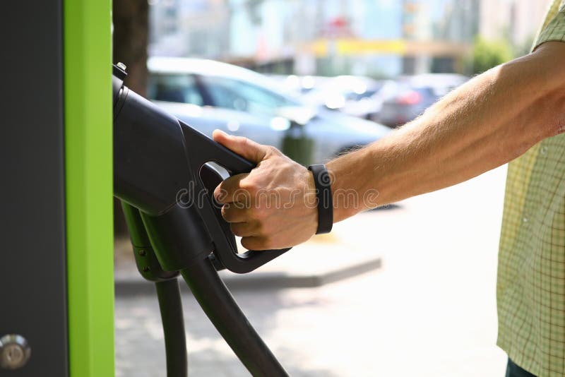 Het mannelijke pistool van de handgreep een elektrische last royalty-vrije stock afbeeldingen Het mannelijke pistool van de handgreep een elektrische last royalty-vrije stock afbeeldingen
