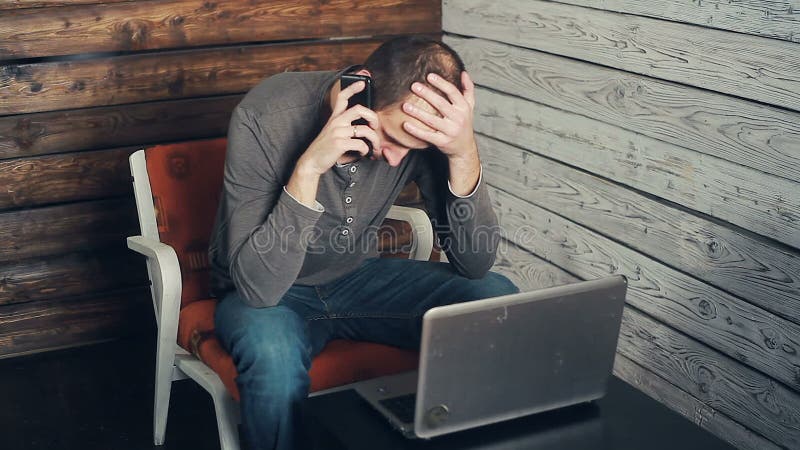 Het mannetje freelancer bespreekt de overeenkomst op de telefoon stock video