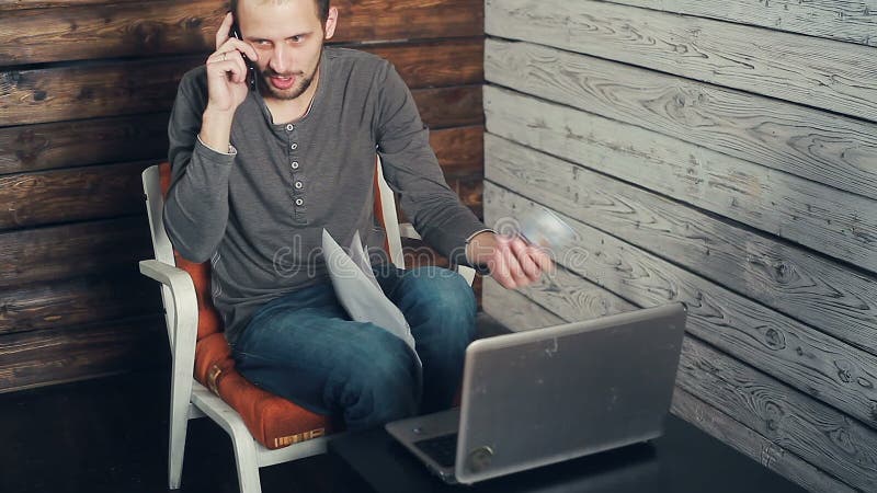 Het mannetje freelancer bespreekt de overeenkomst op de telefoon stock video