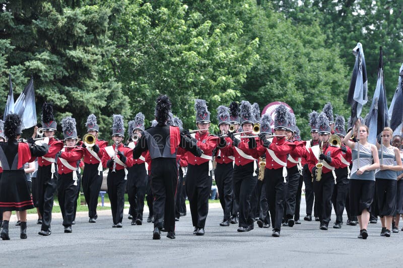 Het Marcheren van de Middelbare school van Richfield Band in een Parade stock fotografie Het Marcheren van de Middelbare school van Richfield Band in een Parade stock fotografie