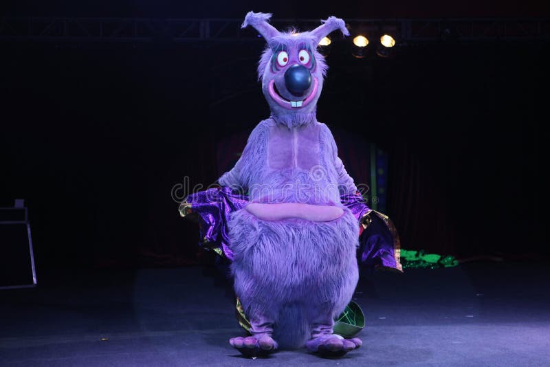 Het marionettentheater voert een grappige bokswedstrijd uit stock afbeeldingen Het marionettentheater voert een grappige bokswedstrijd uit stock afbeeldingen