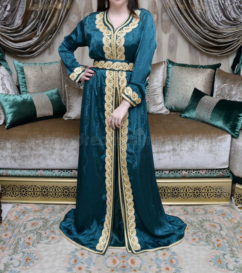 houten De gasten Mogelijk Het Marokkaanse Caftan is Een Marokkaans Traditioneel Kostuum Voor Vrouwen.  Het Wordt Beschouwd Als Een Van De Oudste Traditionele Stock Afbeelding -  Image of ontwerp, kleren: 198427541