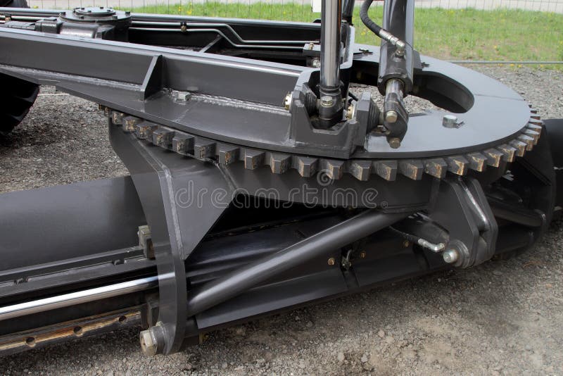 Het massieve toestel van het roterende mechanisme van het blad op een tractor stock fotografie Het massieve toestel van het roterende mechanisme van het blad op een tractor stock fotografie