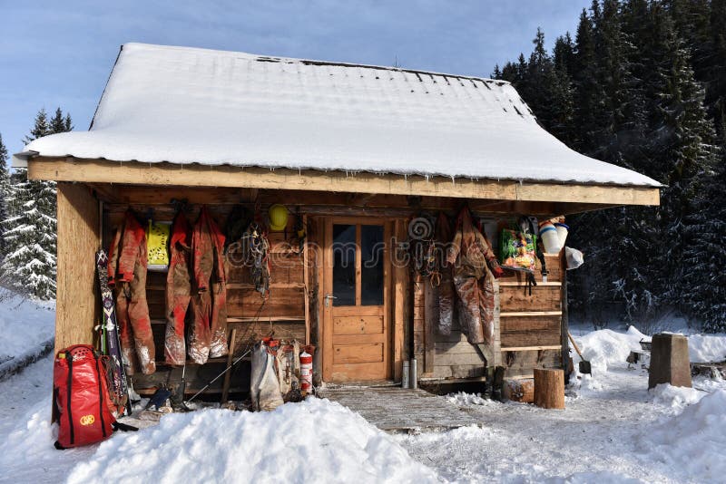 Het materiaal van de holexploratie op een houten cabine wordt gehangen die royalty-vrije stock fotografie Het materiaal van de holexploratie op een houten cabine wordt gehangen die royalty-vrije stock fotografie