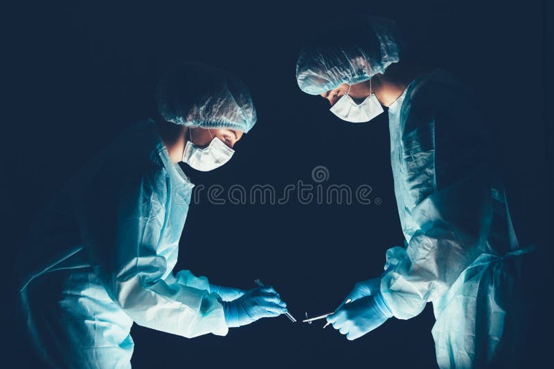 Het medisch teamziekenhuis die handeling uitvoeren Groep chirurg aan het werk in werkend theaterruimte Gezondheidszorg stock afbeelding Het medisch teamziekenhuis die handeling uitvoeren Groep chirurg aan het werk in werkend theaterruimte Gezondheidszorg stock afbeelding