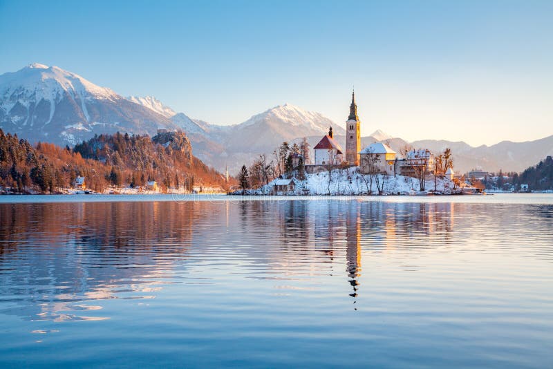 Het meer tapte met Afgetapt Eiland en Kasteel bij zonsopgang in de winter, Sloveni? af royalty-vrije stock fotografie Het meer tapte met Afgetapt Eiland en Kasteel bij zonsopgang in de winter, Sloveni? af royalty-vrije stock fotografie