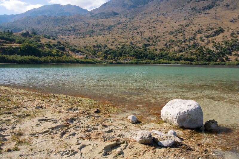 Het meer van Kournas op Kreta, Griekenland royalty-vrije stock afbeelding Het meer van Kournas op Kreta, Griekenland royalty-vrije stock afbeelding
