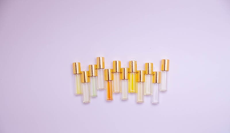 Het meetapparaatflesjes van het parfumglas van verschillende soorten op lichte achtergrond Parfummeetapparaten voor geurerkenning stock afbeeldingen Het meetapparaatflesjes van het parfumglas van verschillende soorten op lichte achtergrond Parfummeetapparaten voor geurerkenning stock afbeeldingen