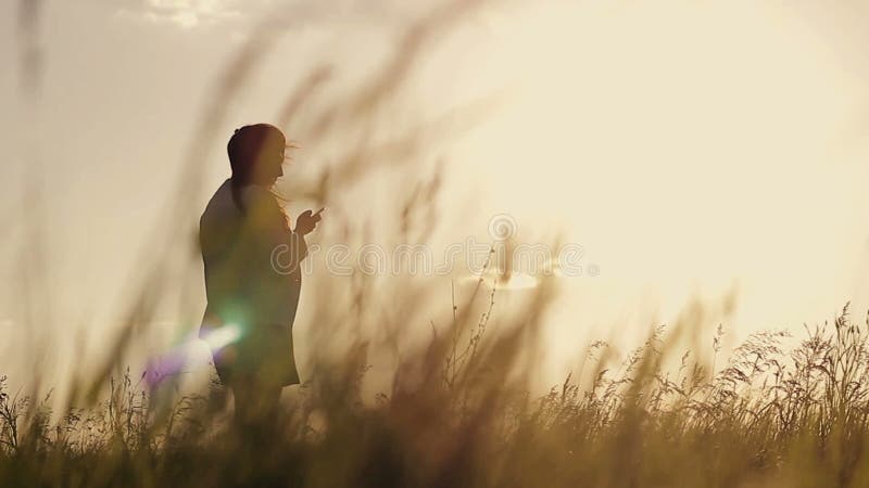 Het meisje baadt in de zon