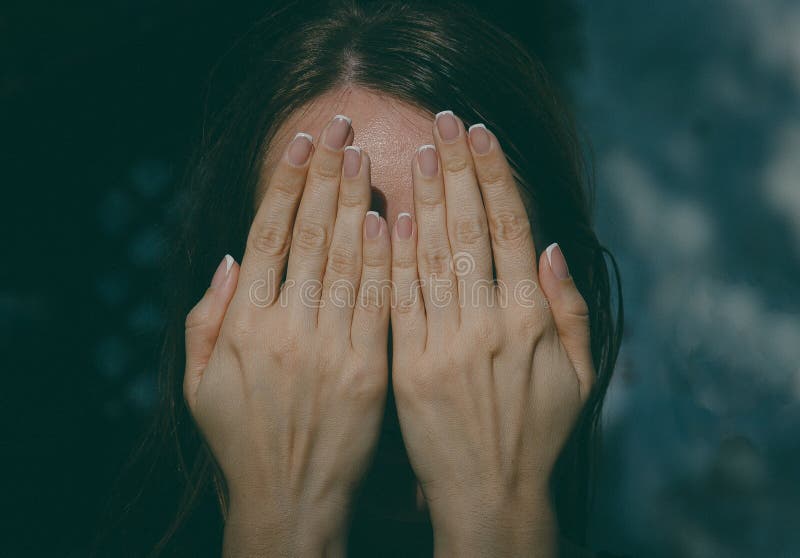 Het meisje behandelt haar gezicht met haar handen, gestemde foto stock foto's Het meisje behandelt haar gezicht met haar handen, gestemde foto stock foto's