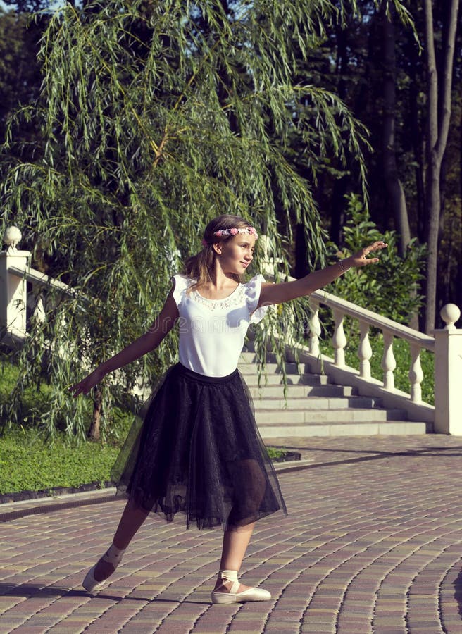 Het meisje is bezig geweest met een ballet stock foto Het meisje is bezig geweest met een ballet stock foto