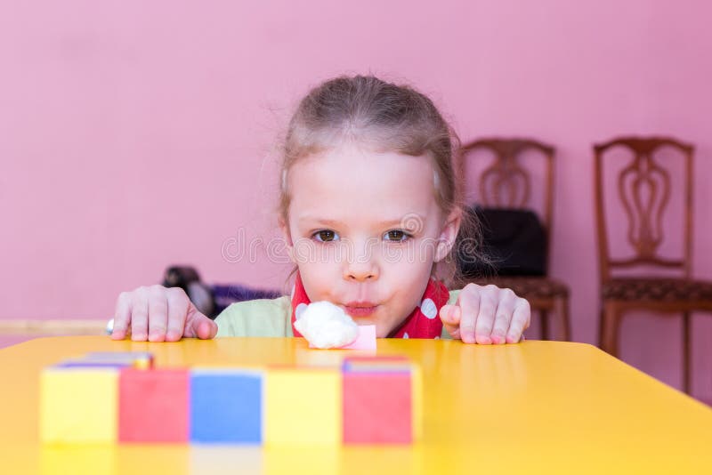 Het meisje blaast katoenen bal in het doel royalty-vrije stock afbeeldingen Het meisje blaast katoenen bal in het doel royalty-vrije stock afbeeldingen