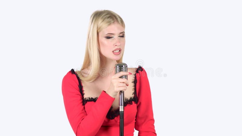 Het meisje danst en zingt in een retro microfoon Witte achtergrond