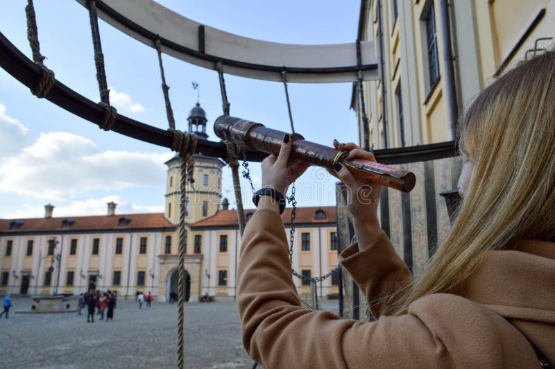 Het meisje, de vrouw kijkt in een oude oude telescoop op het Europese middeleeuwse toeristengebouw, het kasteel, het paleis met s stock afbeeldingen Het meisje, de vrouw kijkt in een oude oude telescoop op het Europese middeleeuwse toeristengebouw, het kasteel, het paleis met s stock afbeeldingen