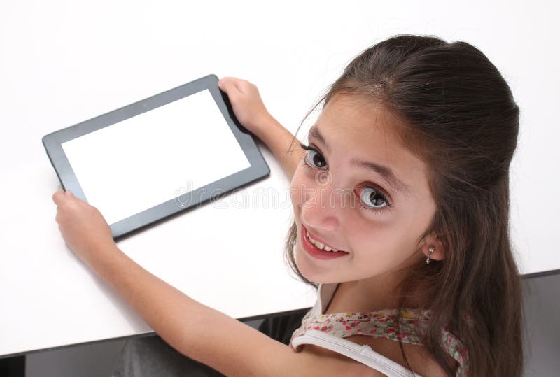 Download Het Meisje Die Van De Beaitiful Pre-tiener Een Tabletcomputer Met Behulp Van Stock Foto - Afbeelding bestaande uit computer, blij: 54083672