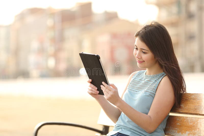 Het meisje die van de tienerstudent een tablet en het leren lezen royalty-vrije stock fotografie Het meisje die van de tienerstudent een tablet en het leren lezen royalty-vrije stock fotografie