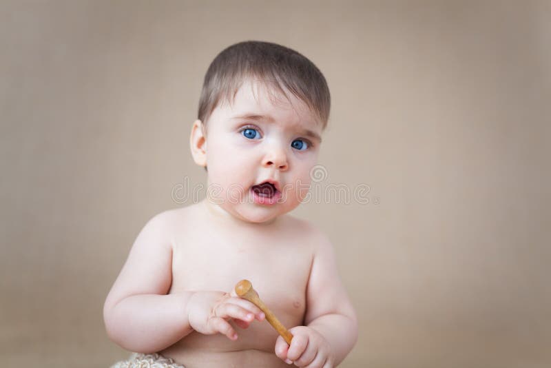 Het meisje die van de zittingsbaby aan de camera spreken stock foto's Het meisje die van de zittingsbaby aan de camera spreken stock foto's