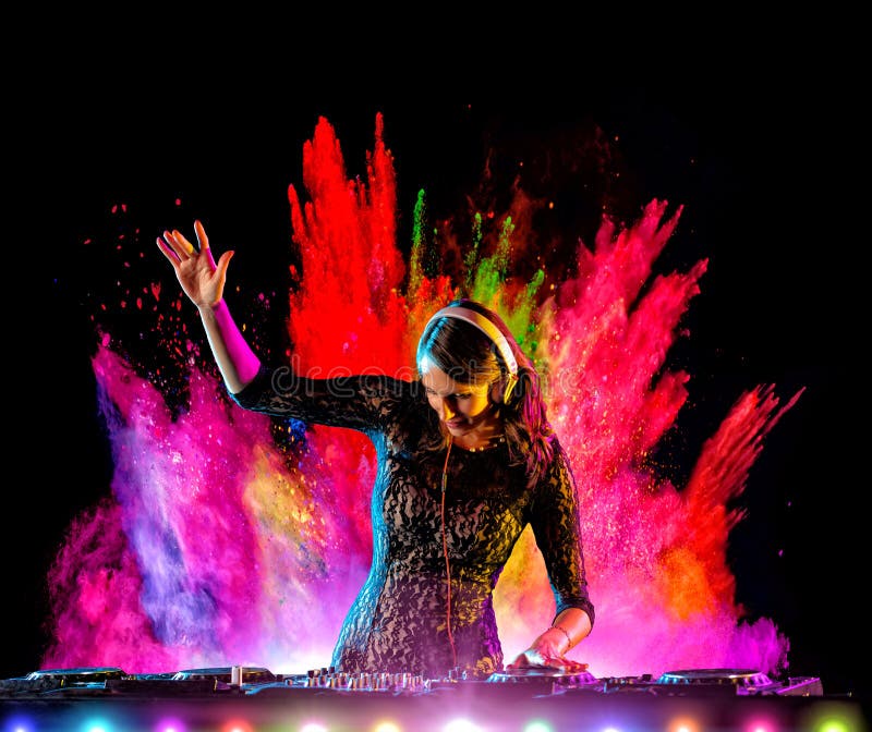 Het meisje die van DJ elektronische muziek mengen met kleurenpoeder royalty-vrije stock foto Het meisje die van DJ elektronische muziek mengen met kleurenpoeder royalty-vrije stock foto