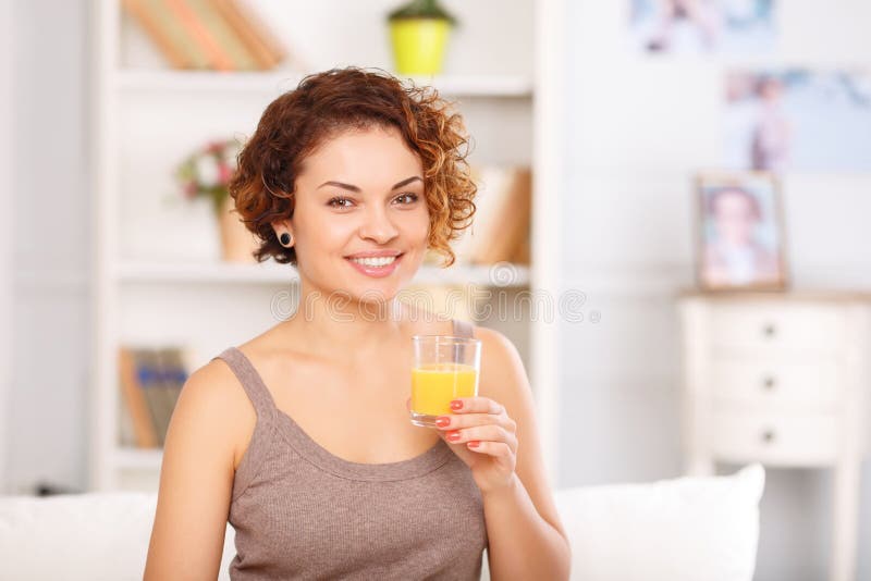 Het meisje die van Nice ontbijt in bed hebben stock afbeelding Het meisje die van Nice ontbijt in bed hebben stock afbeelding