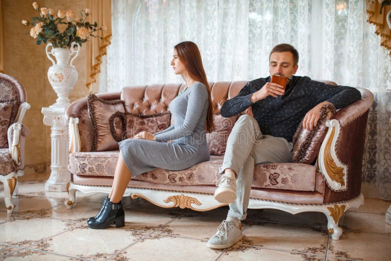 Het meisje draaide vanaf de kerelzitting op de laag bij een ontvangst met een psycholoog stock foto Het meisje draaide vanaf de kerelzitting op de laag bij een ontvangst met een psycholoog stock foto