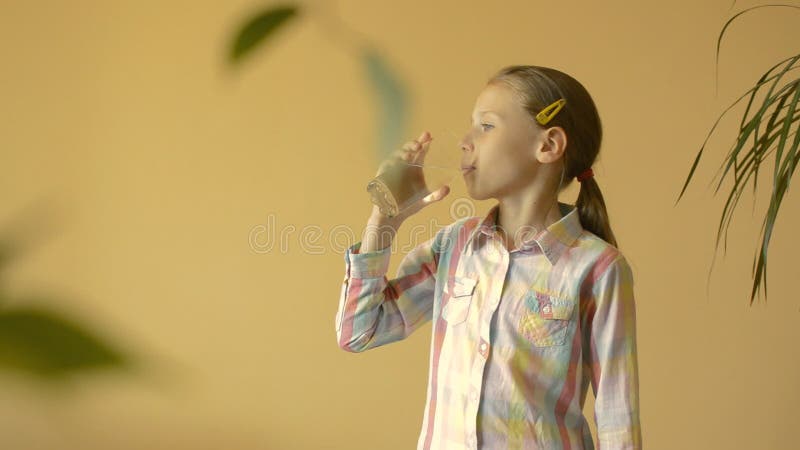 Het meisje drinkt water