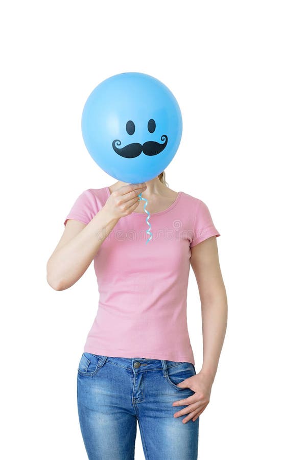 het meisje in jeans en een t-shirt houdt een ballon in haar handen die haar gezicht behandelt wit isoleer royalty-vrije stock fotografie het meisje in jeans en een t-shirt houdt een ballon in haar handen die haar gezicht behandelt wit isoleer royalty-vrije stock fotografie