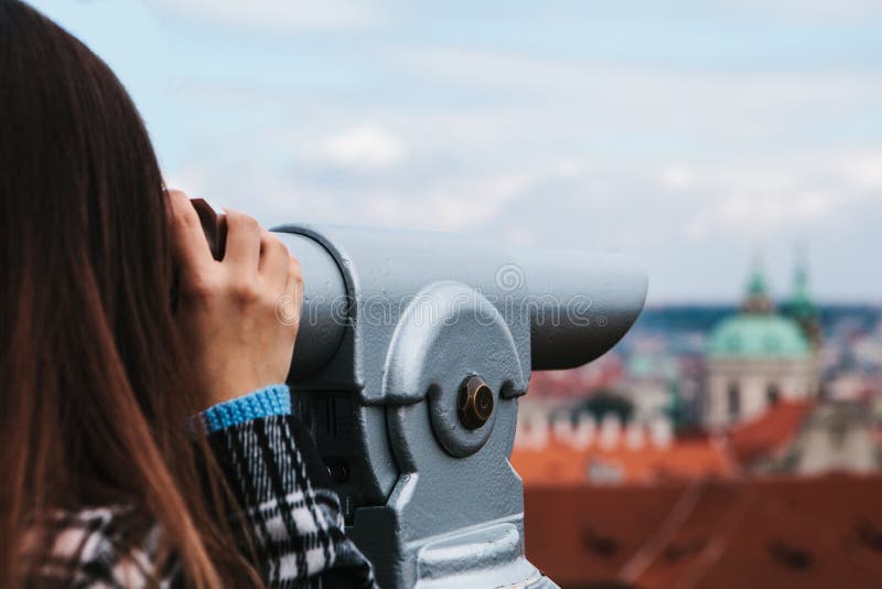 Het meisje kijkt door de verrekijkers op de mooie architectuur van Praag op de observatieplaats Praag is één van royalty-vrije stock afbeeldingen Het meisje kijkt door de verrekijkers op de mooie architectuur van Praag op de observatieplaats Praag is één van royalty-vrije stock afbeeldingen