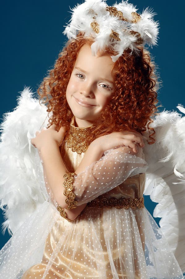 Het meisje kleedde zich als engel stock afbeeldingen