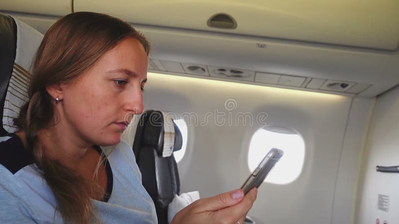 Het meisje leest de tekst op uw smartphone