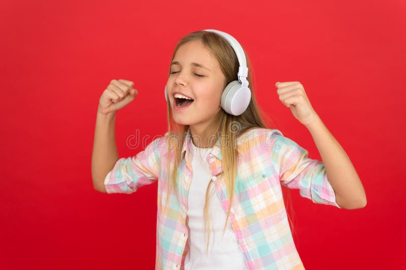 Het meisje luistert liedhoofdtelefoons Online radiostationkanaal Het meisjeskind luistert muziek moderne hoofdtelefoons Krijg muz stock foto's Het meisje luistert liedhoofdtelefoons Online radiostationkanaal Het meisjeskind luistert muziek moderne hoofdtelefoons Krijg muz stock foto's