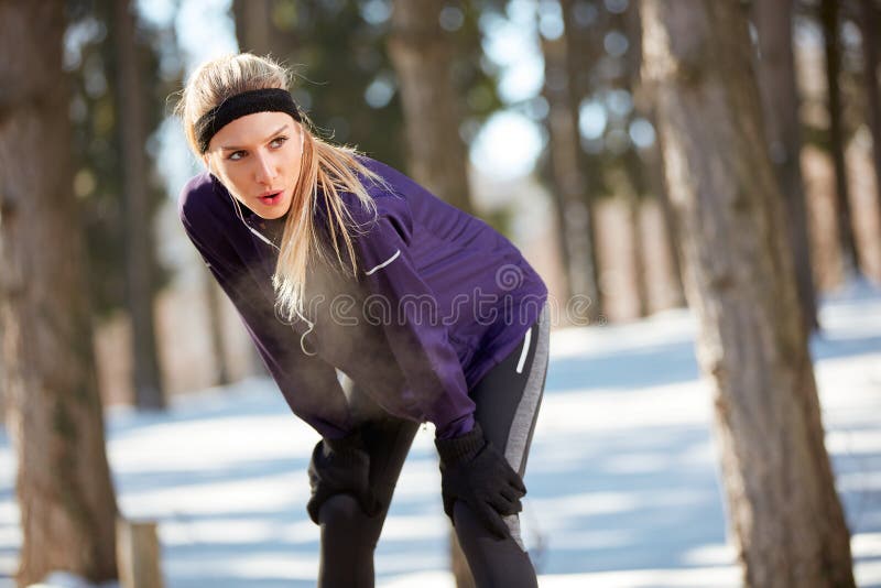 Download Het Meisje Maakt Pauze Aan Rust Van Het Lopen Stock Afbeelding - Afbeelding bestaande uit exercising, agent: 107705911