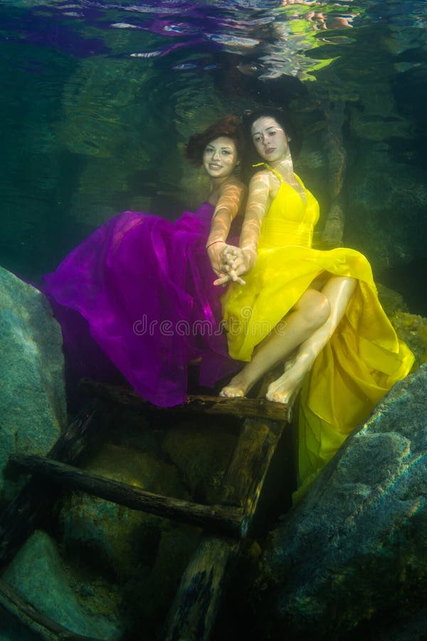 Het meisje met een viool onder water royalty-vrije stock fotografie Het meisje met een viool onder water royalty-vrije stock fotografie