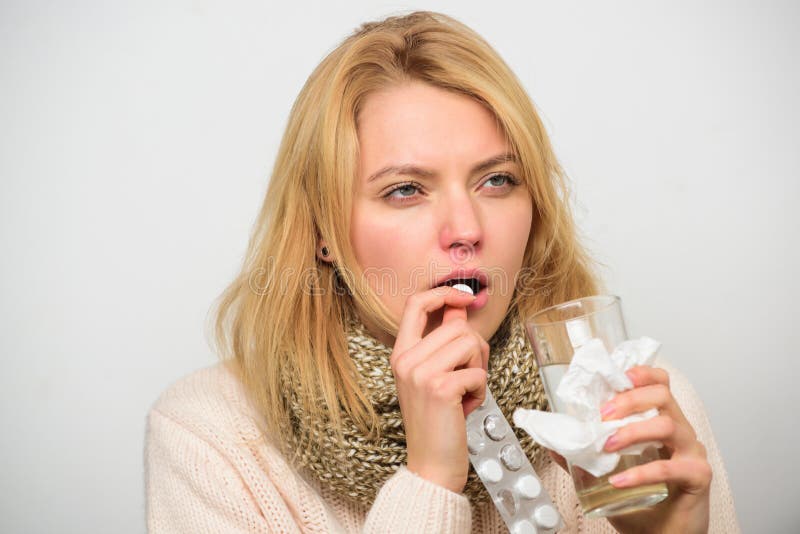 Het meisje neemt geneeskunde drinkt water Hoofdpijn en koude remedies De vrouw verfomfaaide blaar van de greeptabletten van de ha stock foto Het meisje neemt geneeskunde drinkt water Hoofdpijn en koude remedies De vrouw verfomfaaide blaar van de greeptabletten van de ha stock foto