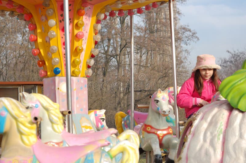 Het meisje op Vrolijk gaat rond royalty-vrije stock foto's Het meisje op Vrolijk gaat rond royalty-vrije stock foto's