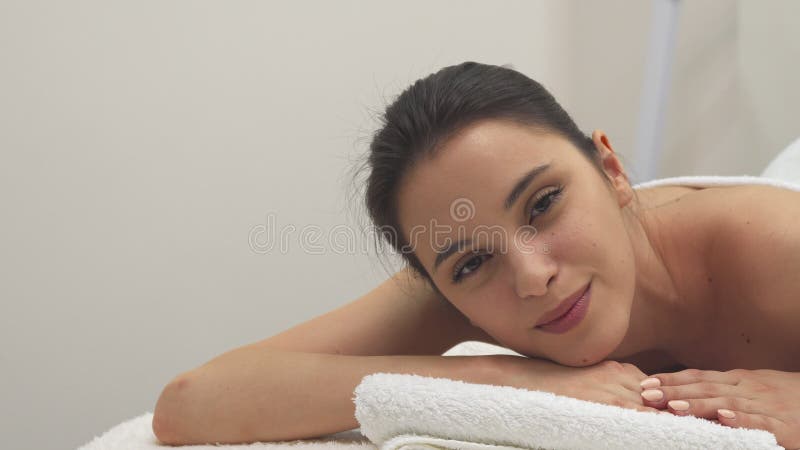 Het meisje opent ogen op de massagelijst royalty-vrije stock afbeelding Het meisje opent ogen op de massagelijst royalty-vrije stock afbeelding