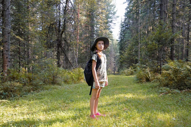 Het meisje is aan het reizen stock afbeeldingen