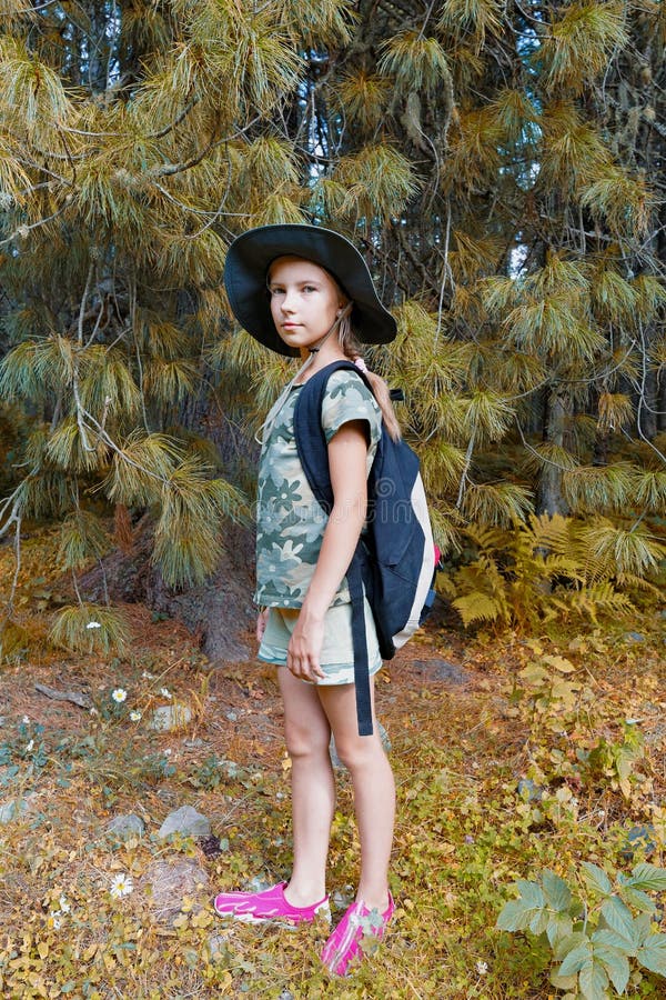 Het meisje is aan het reizen royalty-vrije stock afbeeldingen