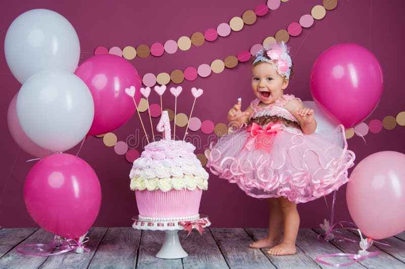 Het meisje` s feestvarken werd gesmeerd in een cake De eerste cake Het gebruik van de eerste cake Ineenstortingscake royalty-vrije stock afbeeldingen Het meisje` s feestvarken werd gesmeerd in een cake De eerste cake Het gebruik van de eerste cake Ineenstortingscake royalty-vrije stock afbeeldingen