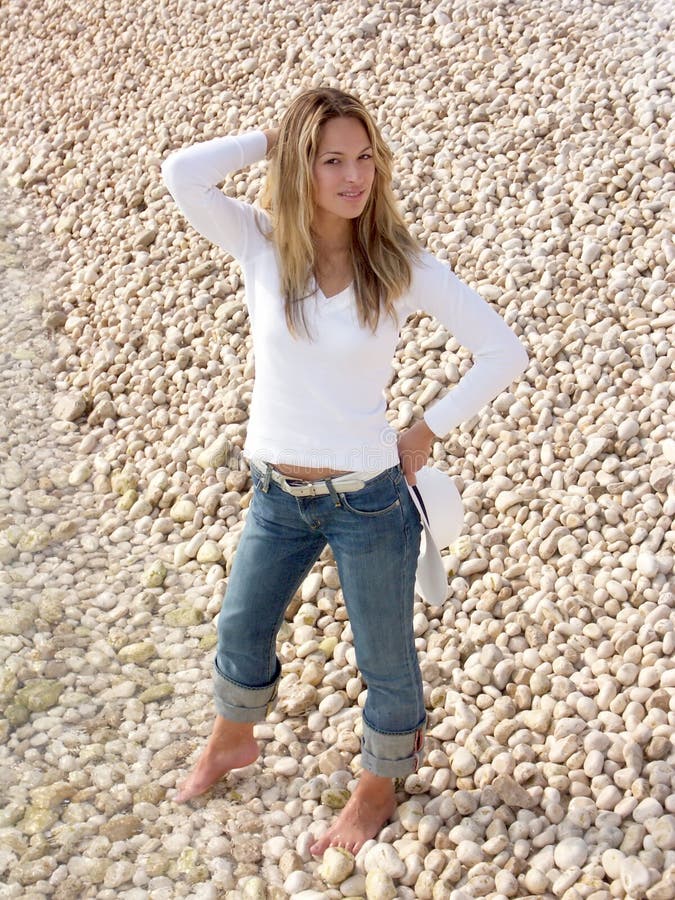 Het meisje van de blonde het testen water royalty-vrije stock fotografie Het meisje van de blonde het testen water royalty-vrije stock fotografie
