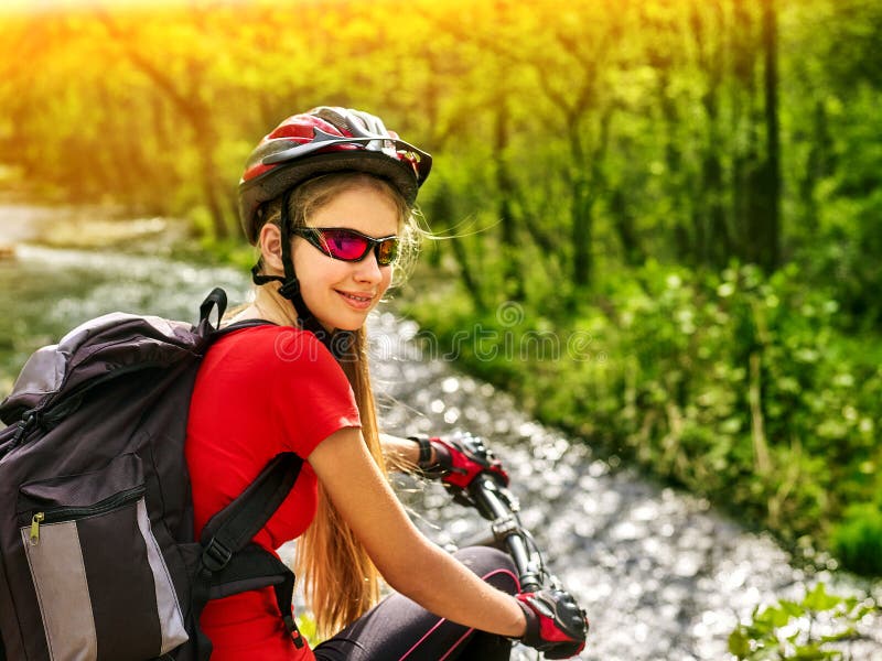 Het meisje van de fietsenfietser berijdt fietsbergen Vrouw op voertuigalpinisme